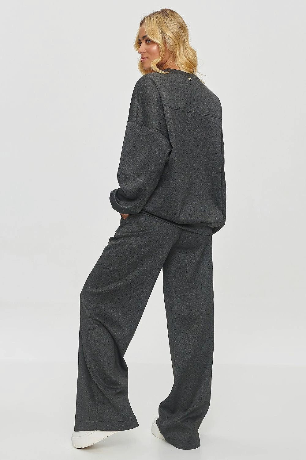 Makadamia Women's Oversized Tracksuit Set - Comfortable Grey Sweatshirt and Pants for Casual Wear by Makadamia