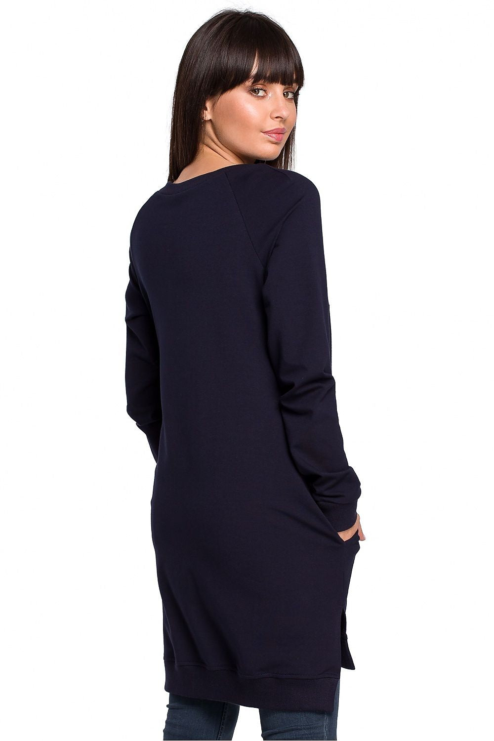 BeWear Oversized Sweatshirt Model 128261 - Comfortable with Side Slits, Front Pockets and Cotton Blend by BeWear