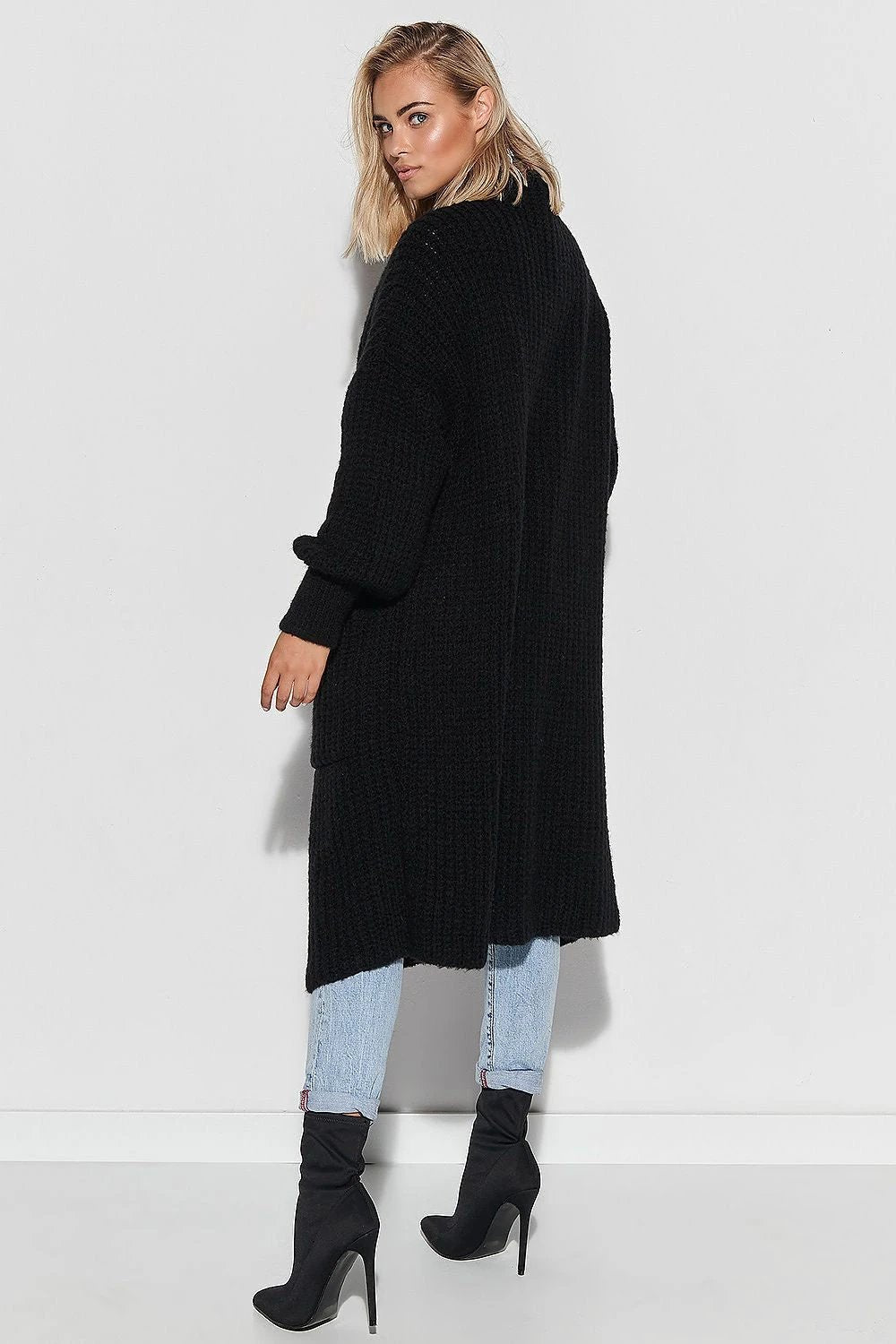 Makadamia Cardigan Model 148885 - Comfortable Black Women's Long Sweater with Pockets and Retro Style by Makadamia
