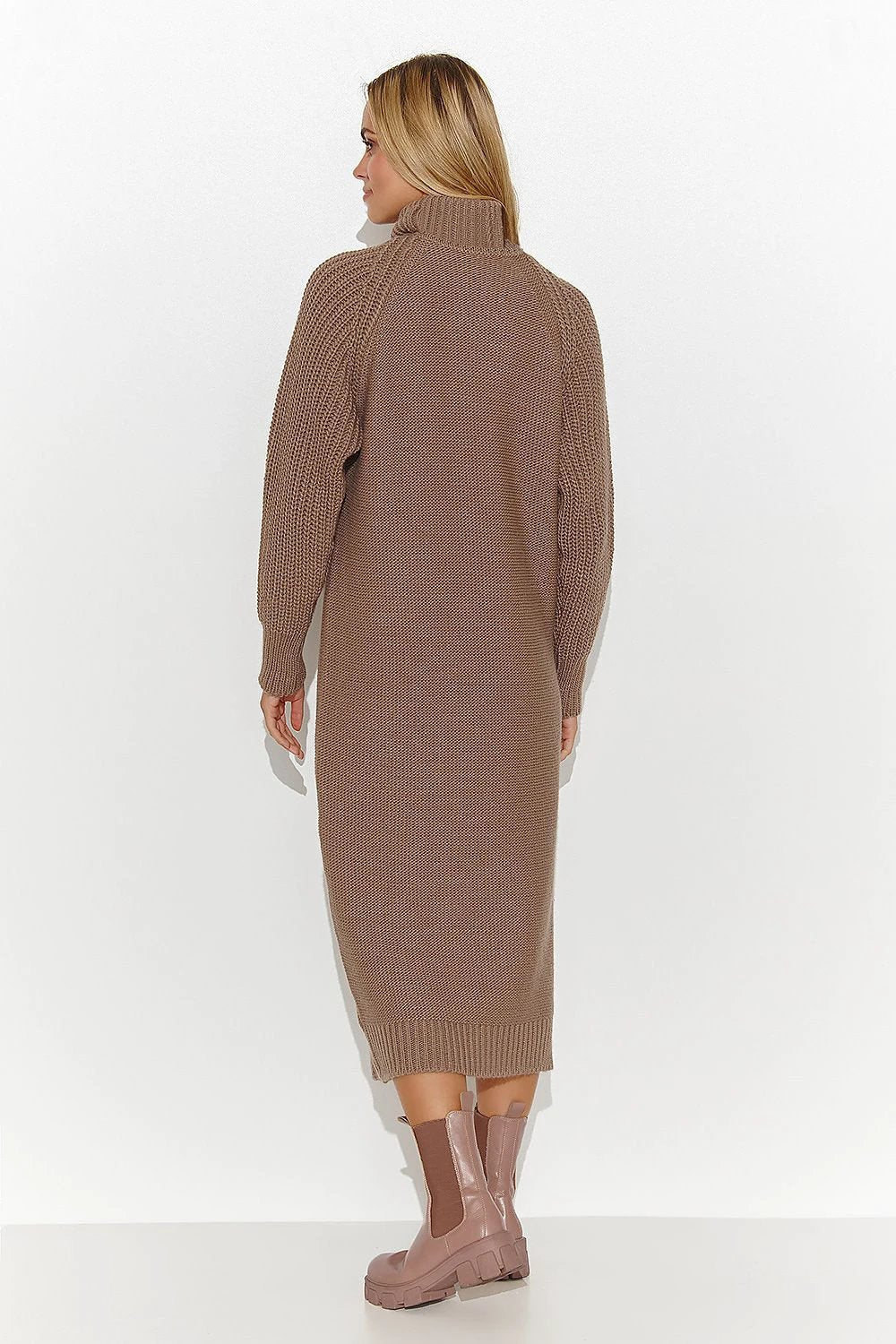 Makadamia Daydress Makadamia - Cozy Beige Sweater Dress for Women with Turtleneck and Casual Elegance by Makadamia