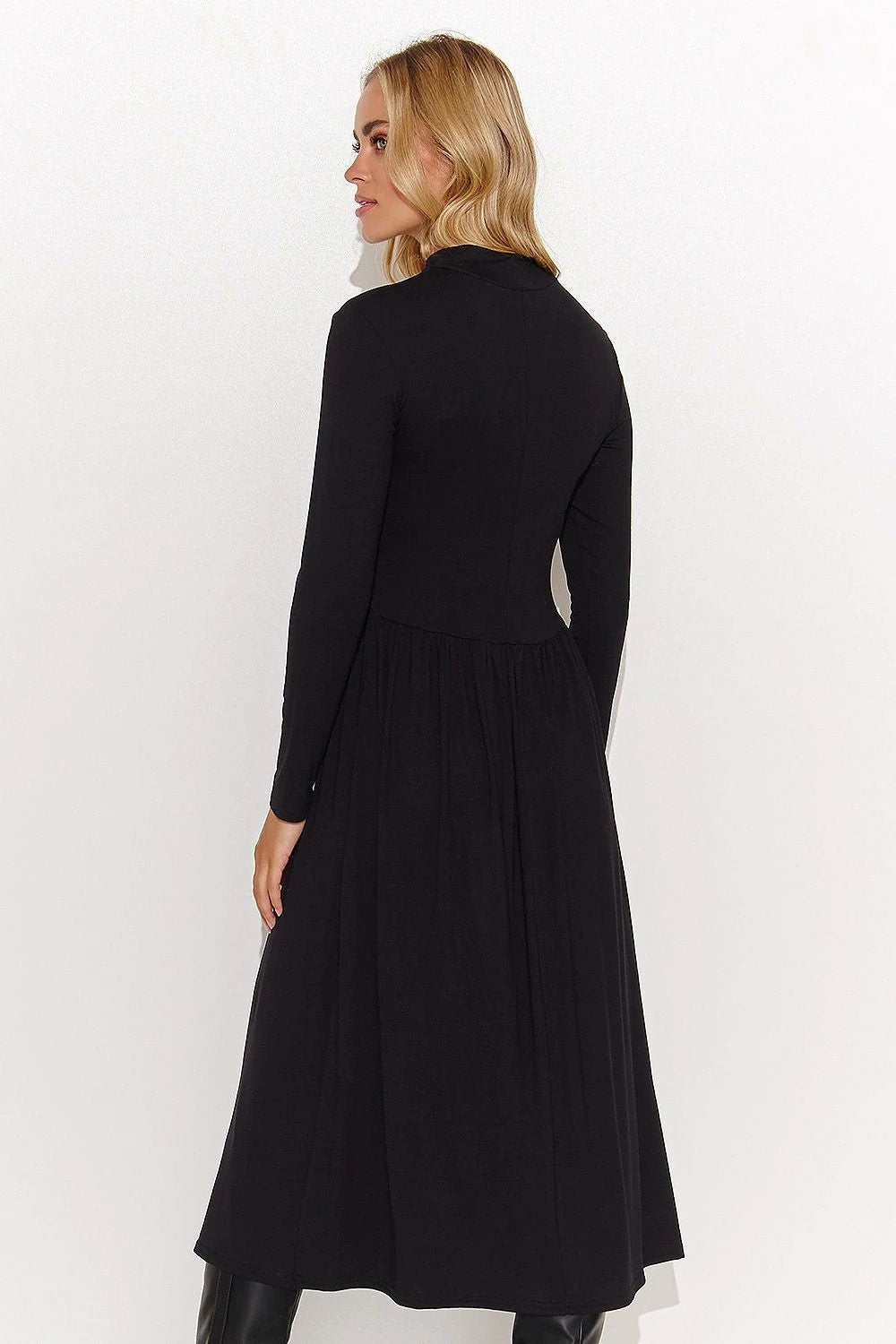 Makadamia Daydress - Comfortable Long Sleeve Turtleneck with Flattering Fit for Winter Wear by Makadamia