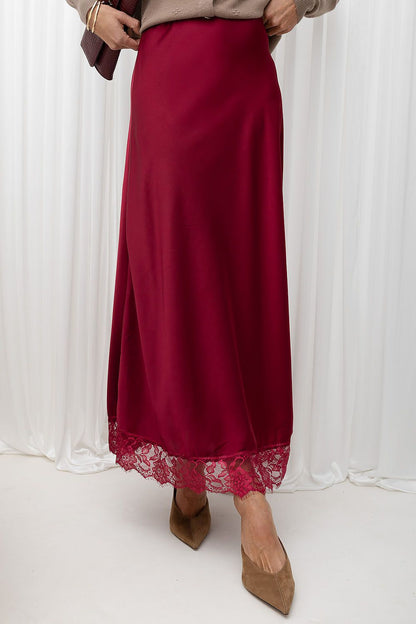Rouge Coda Lace-Hem Satin-Effect Midi Skirt – Red — view 1