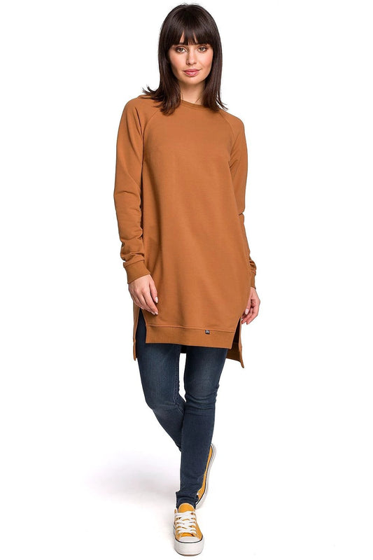 BeWear Oversized Sweatshirt Model 128261 - Comfortable with Side Slits, Front Pockets and Cotton Blend by BeWear