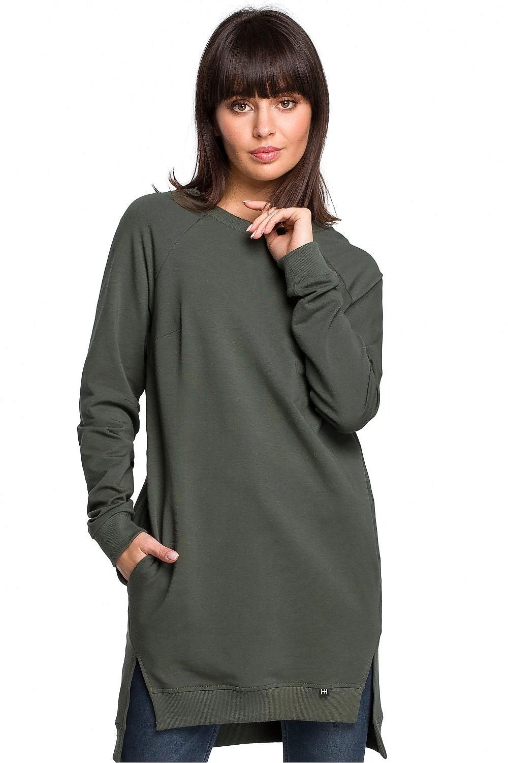BeWear Oversized Sweatshirt Model 128261 - Comfortable with Side Slits, Front Pockets and Cotton Blend by BeWear